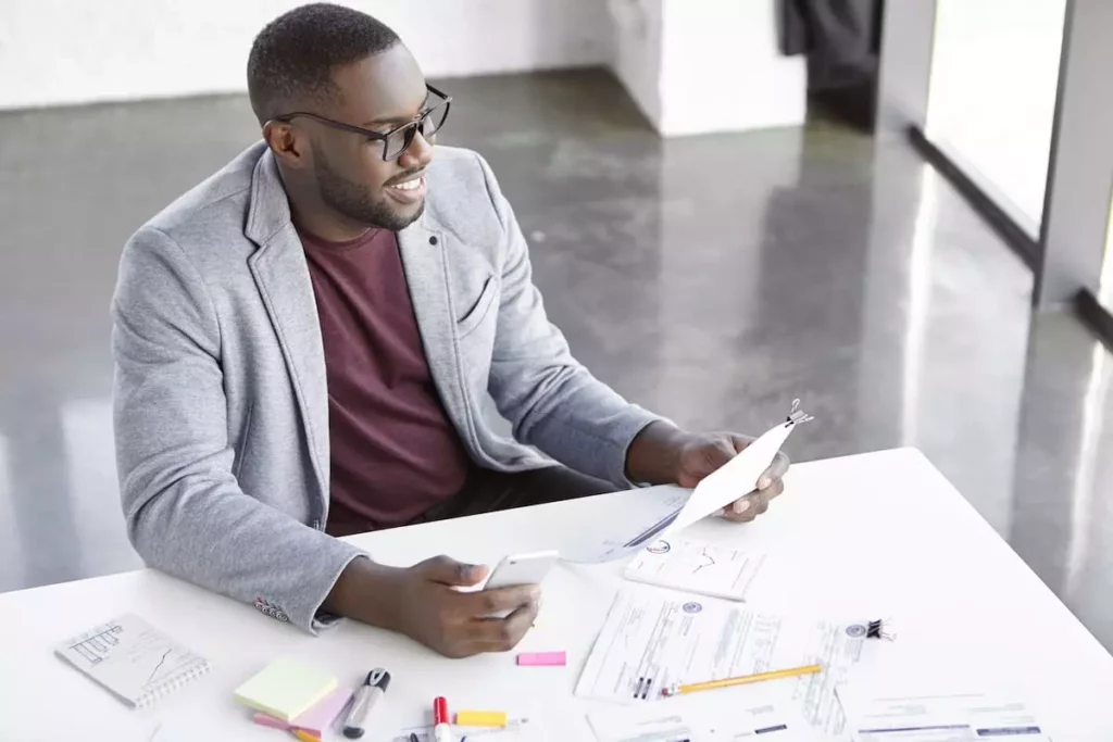homme ivoirien en train de faire des papier pour de la création d'entreprise